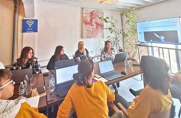 Биографии за македонски бендови на Википедија